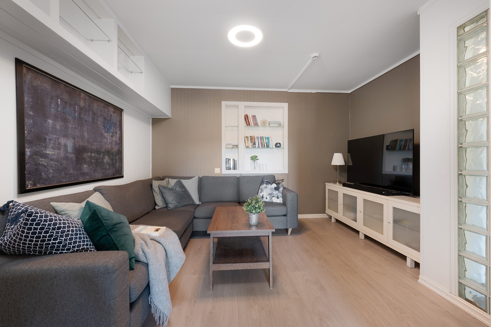 TV-stue med lune og innbydende farger. Galleribilde