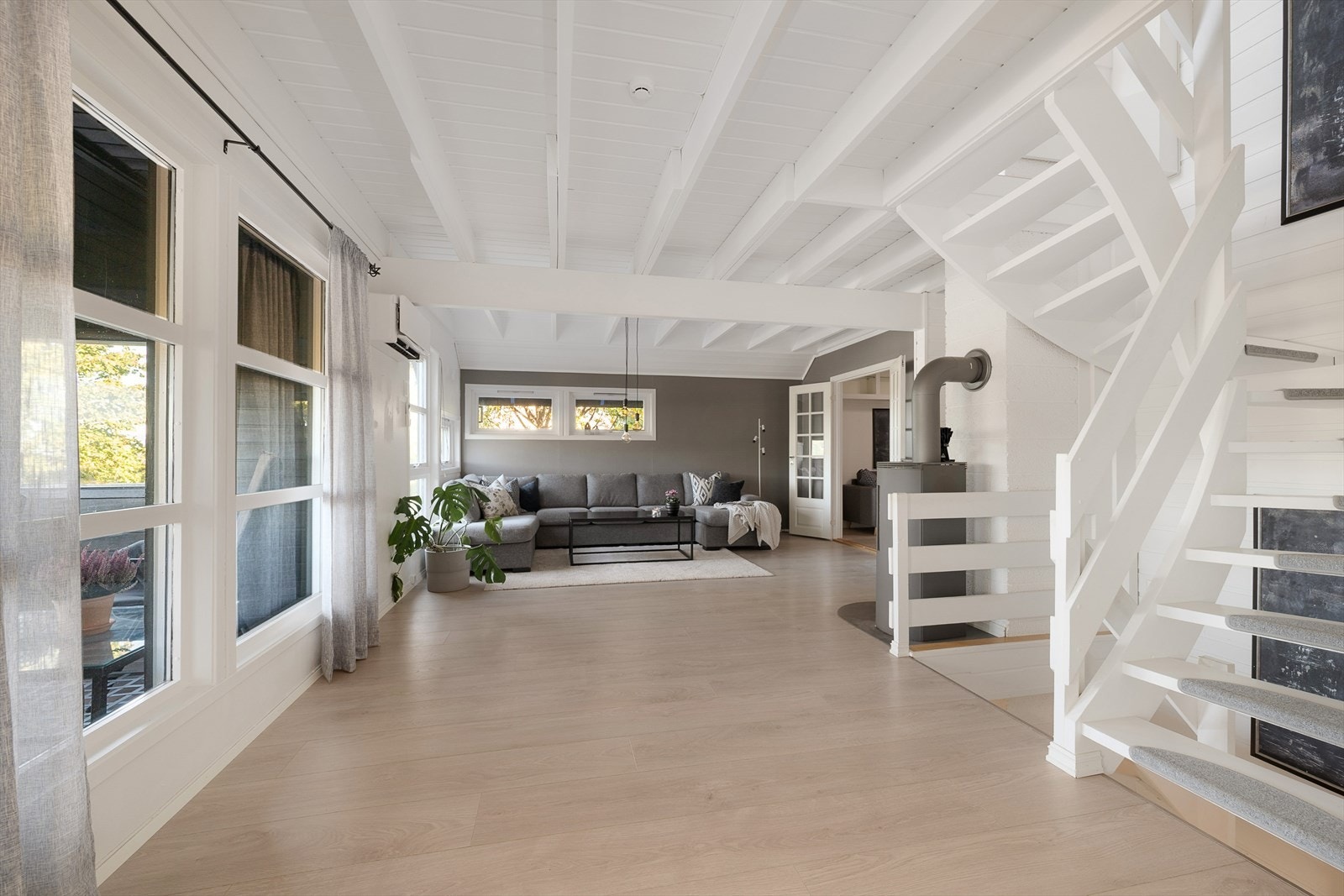 Utenfor stua er det en delvis overbygget og solrik balkong der en sitter skjermet for innsyn. Galleribilde