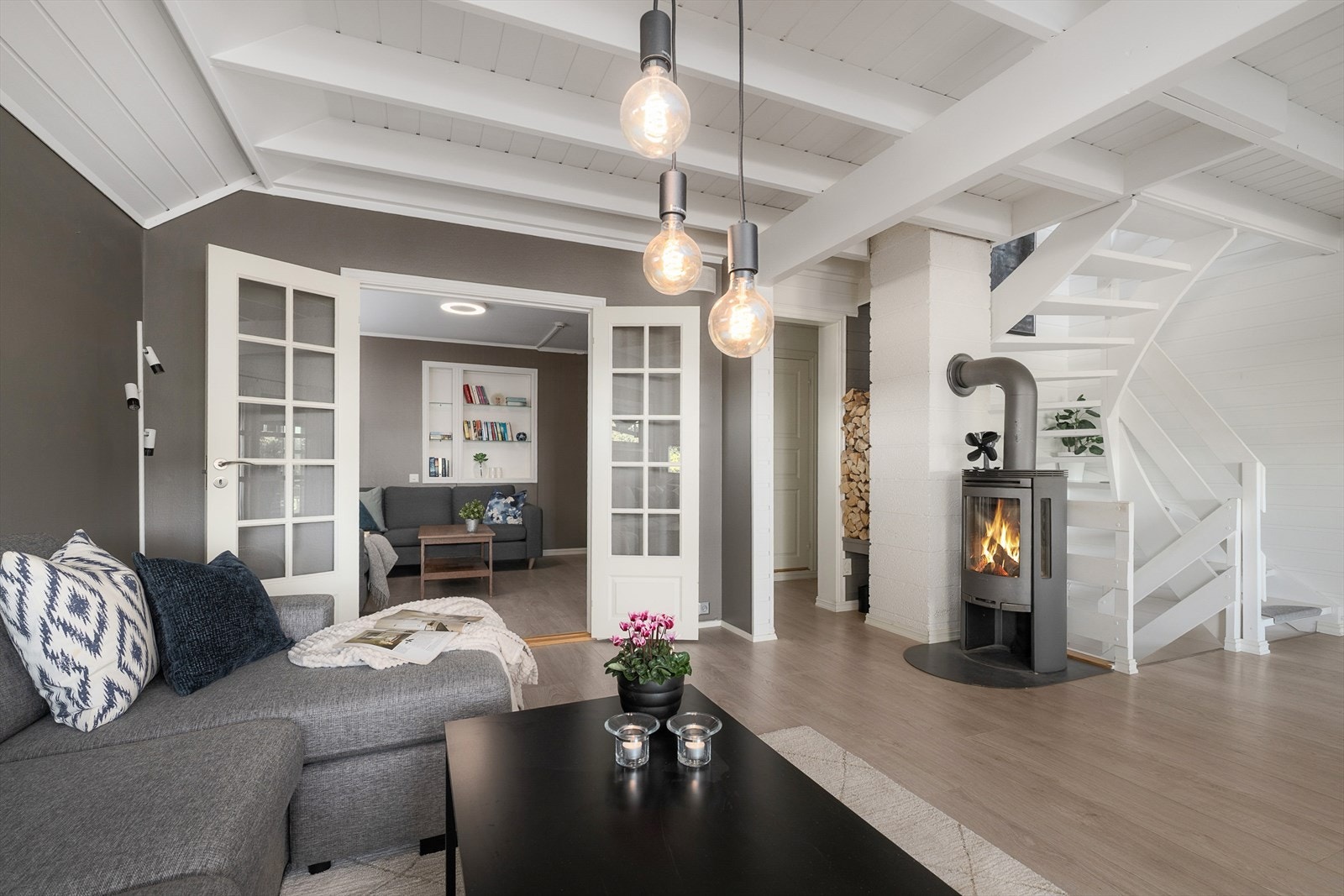 Boligen går over 3 plan. Trapp videre opp til loftsetasjen fra stua. Tofløyet dør inn til TV-stue og videre adkomst til bad og soverom. Galleribilde