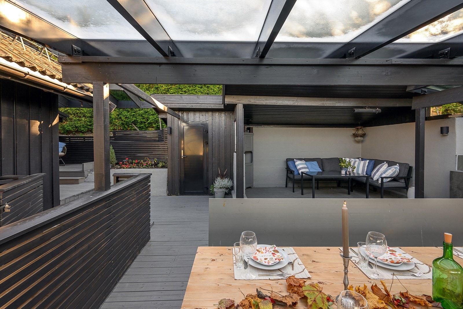 Den romslige uteplassen har også en fin og lun plass under tak med plass til sittegruppe. Takoverbygg gjør det mulig å nyte store deler av sommeren utendørs. Galleribilde