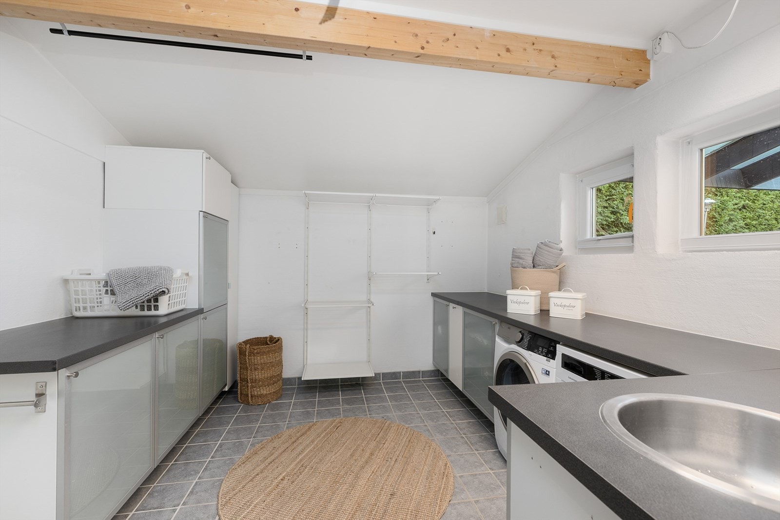 Stort og praktisk vaskerom med direkte adkomst fra badet i hovedetasjen. Galleribilde