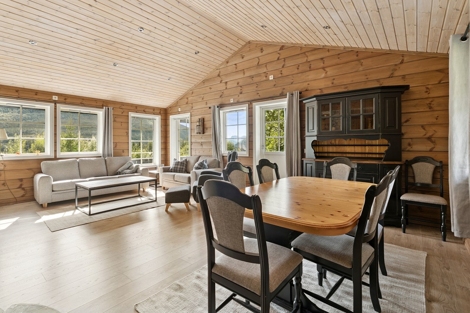 I stova ligg det laminat på golvet og det er trepanel på veggar. Galleribilde