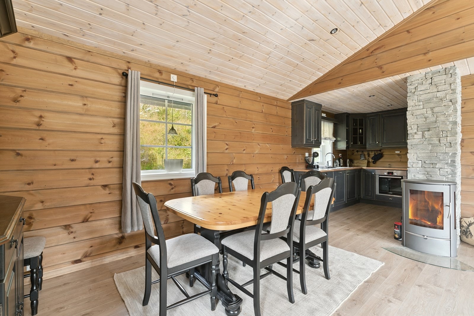 God plass for eit romsleg spisebord mellom stova og kjøkkenet Galleribilde