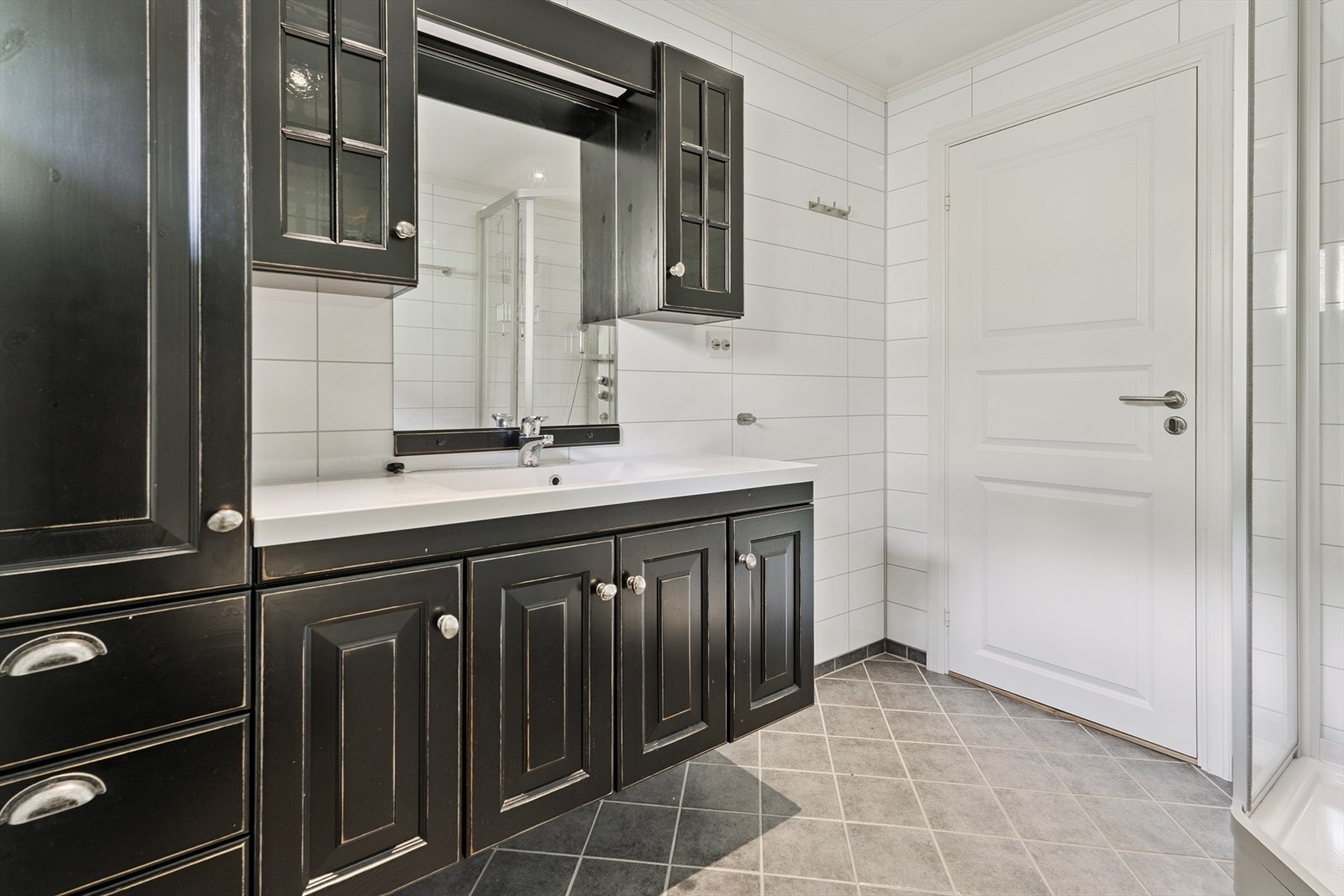 Elektriske varmekablar på flislagt golv. Baderomsplater på veggar. Galleribilde