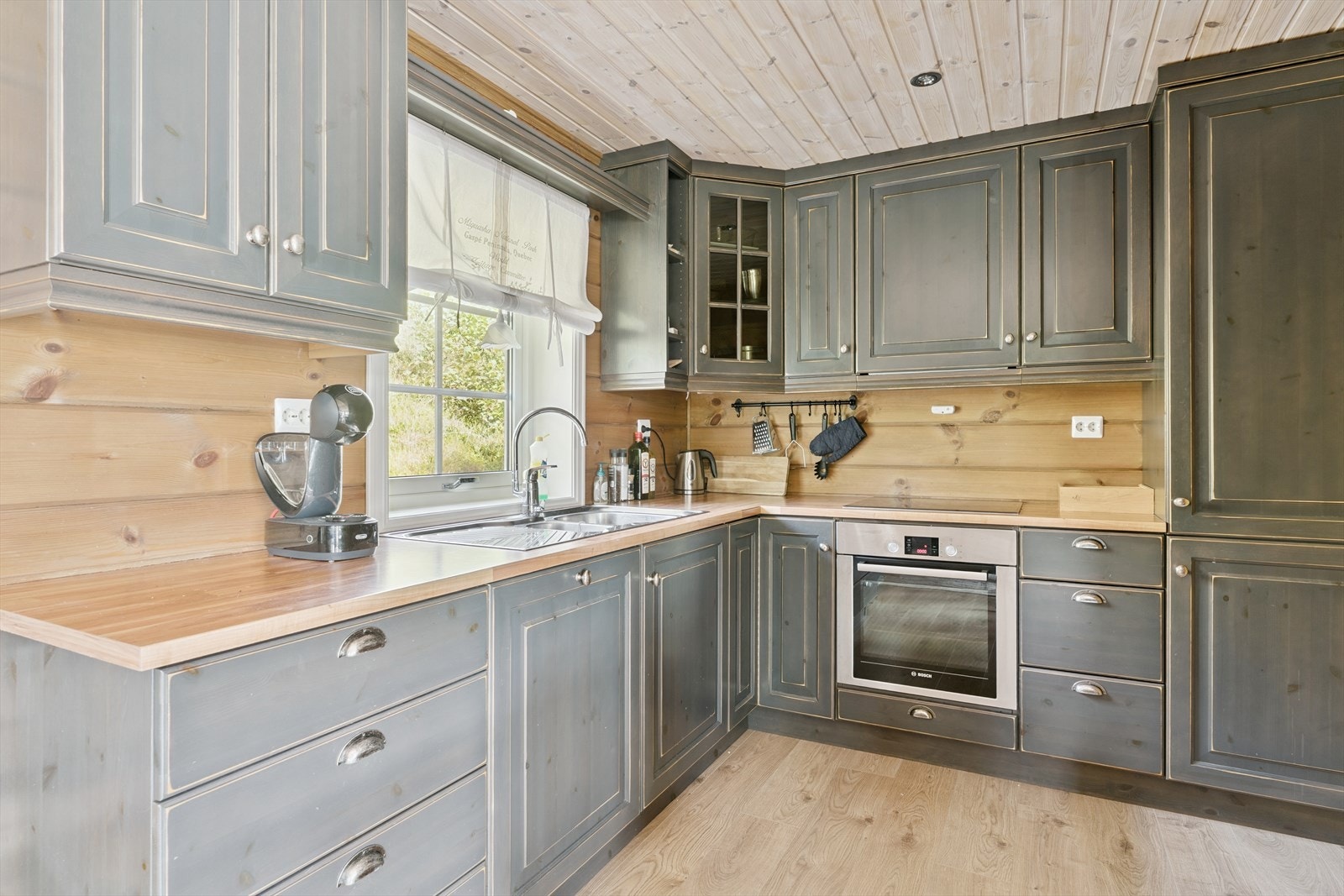 Kjøkkenet kler hytta godt! Mørke, profilerte frontar, trekvit benkeplate og integrerte kvitevarer Galleribilde