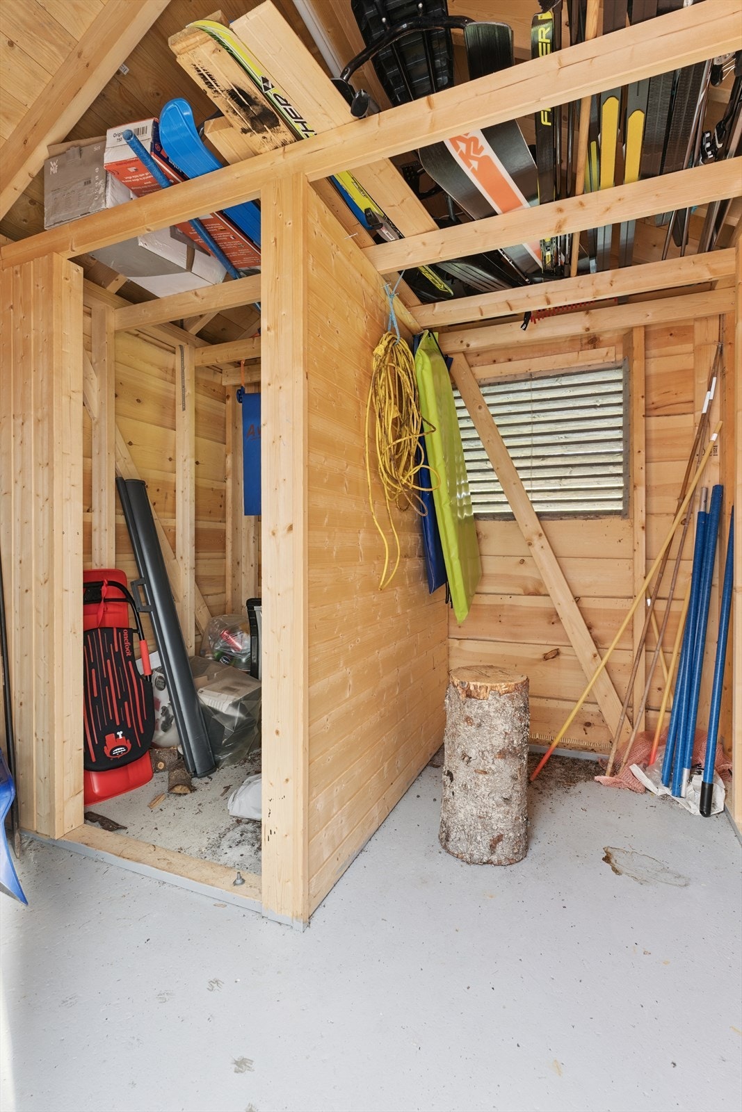 Bod ved hytta. Her har du godt med oppbevaringsplass. Galleribilde