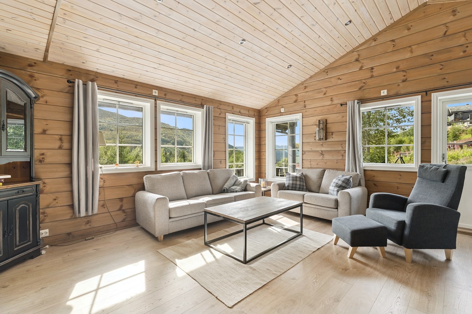 Mønt himling med downlights gir eit luftigt og åpent allrom Galleribilde