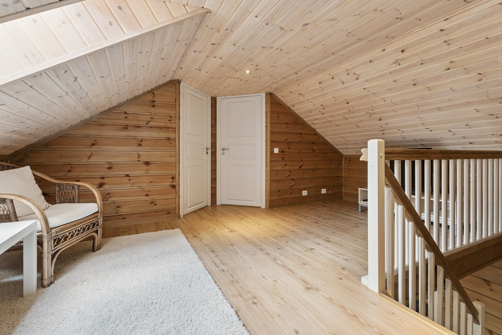 Loftet er praktisk innreiia med to soverom og loftstove Galleribilde