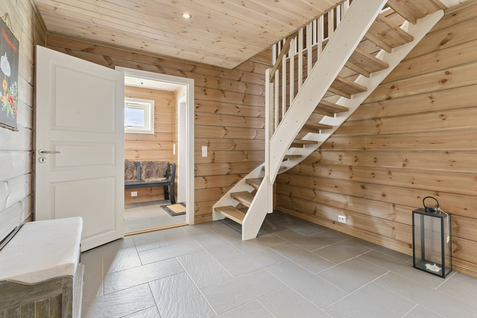 Trapp til loft/hems finn du i gangen Galleribilde