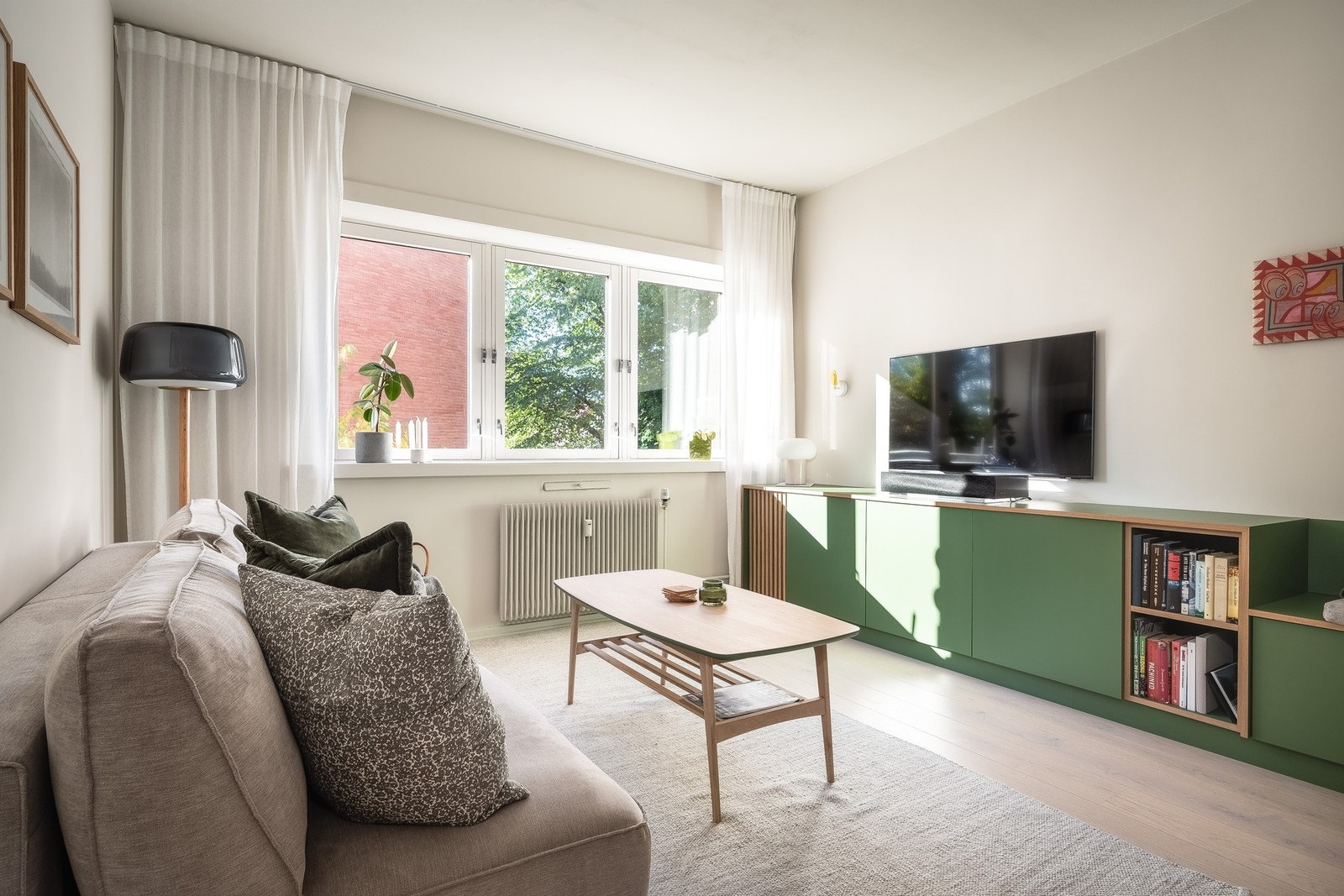 Store deler av leiligheten er nylig oppusset med moderne og innbydende løsninger og farger. Galleribilde
