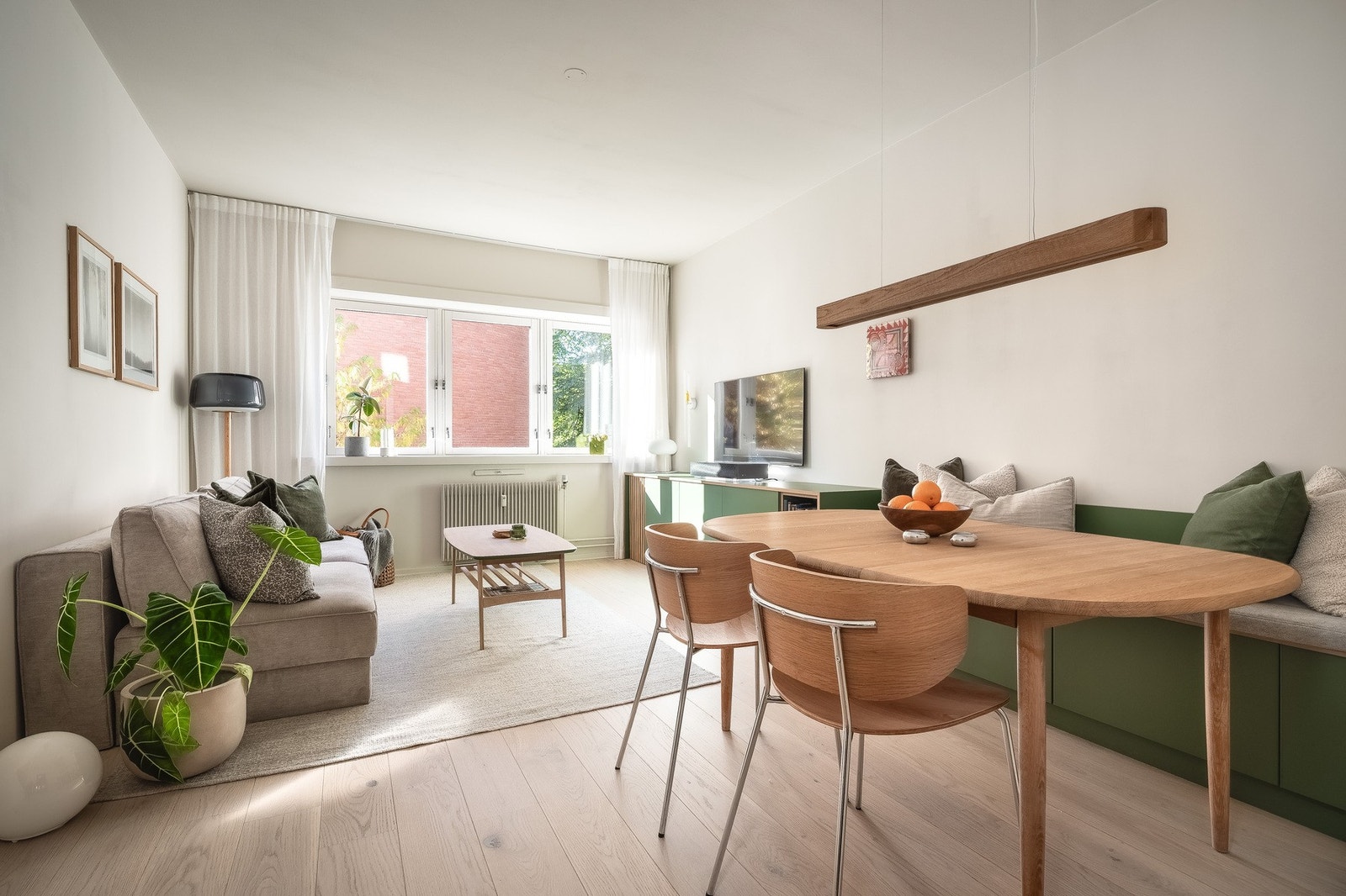 Stuen er av god størrelse med rom for innredning av både spiseplass og sofagruppe. Galleribilde