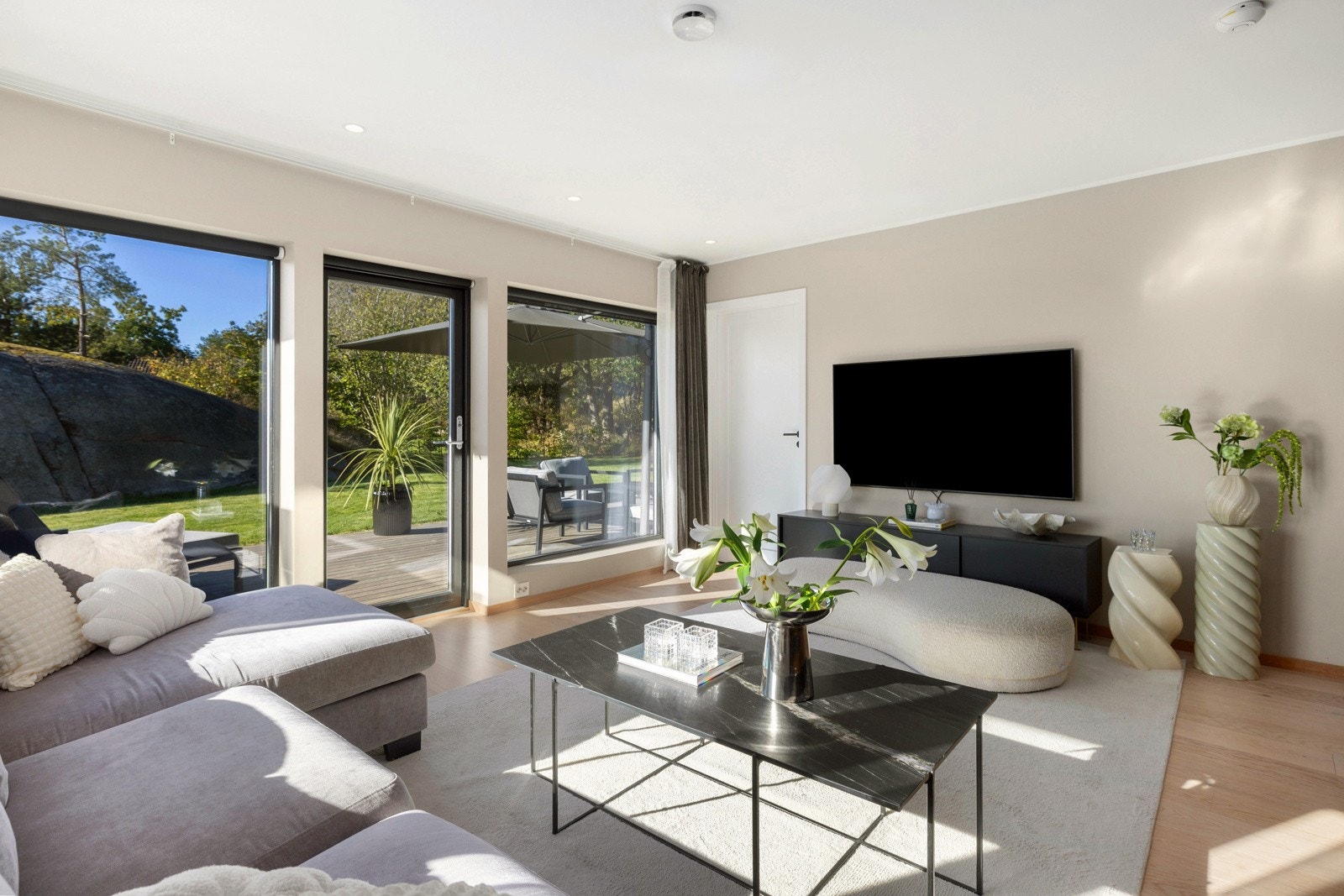 Boligens hjerte - en lys og luftig stue med åpen løsning mot kjøkkenet. Galleribilde