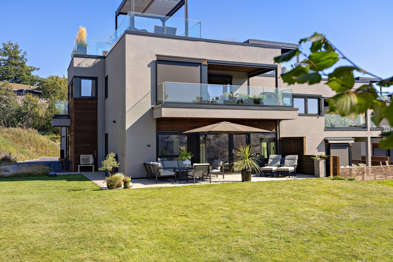 Leinæs & Partners v/ Anders Fremmerlid Glasø har gleden av å presentere Gartnerløkka 37 - en moderne og tiltalende selveierleilighet, beliggende i et rolig og etablert boligområde på populære Rekkevik! Galleribilde