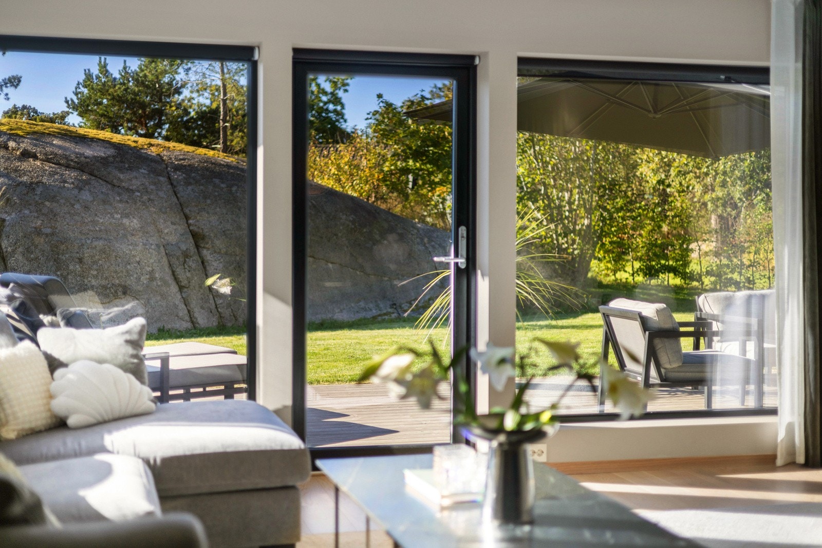 Store vindusflater gir rikelig med naturlig lys og skaper en god romfølelse. Galleribilde