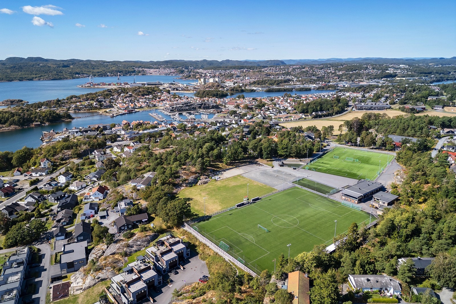 I umiddelbar nærhet ligger også Halsen IF, en aktiv idrettsklubb med over 700 medlemmer og et bredt tilbud innen fotball og håndball. Galleribilde