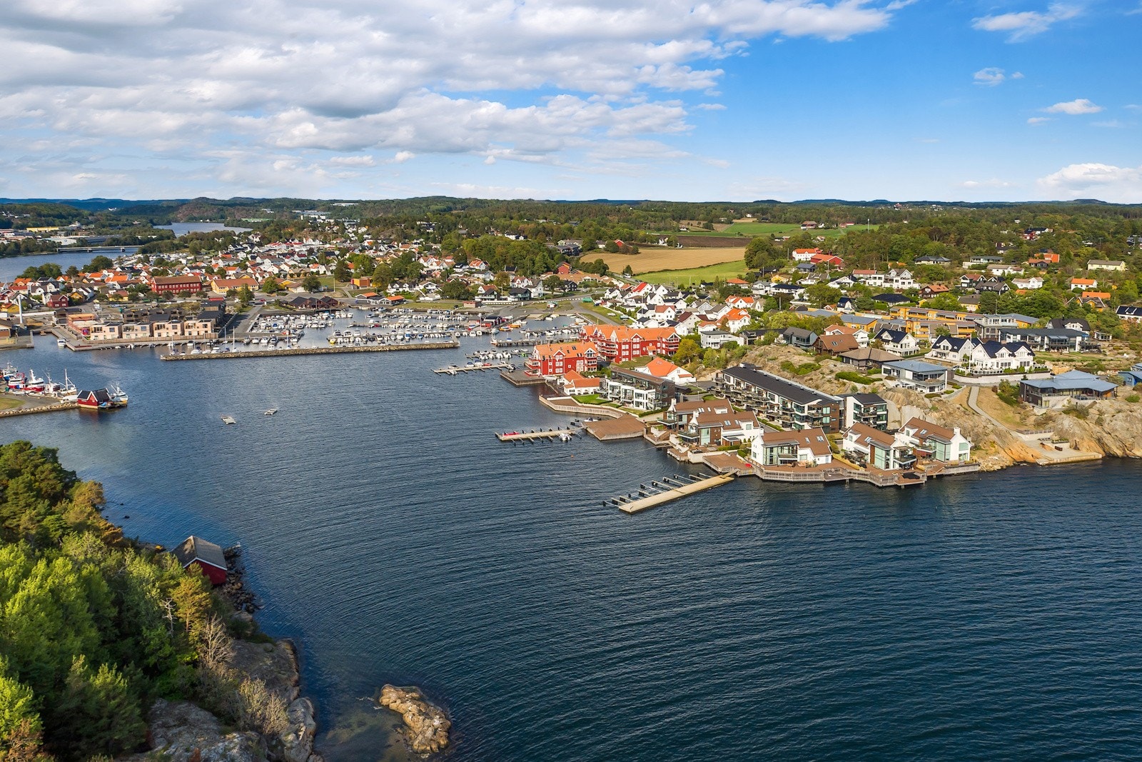 Her bor du med kort vei til skole, barnehager, dagligvare, idrettsilbud, turområder og sjøen. Larvik sentrum ligger i behagelig sykkelavstand. Galleribilde