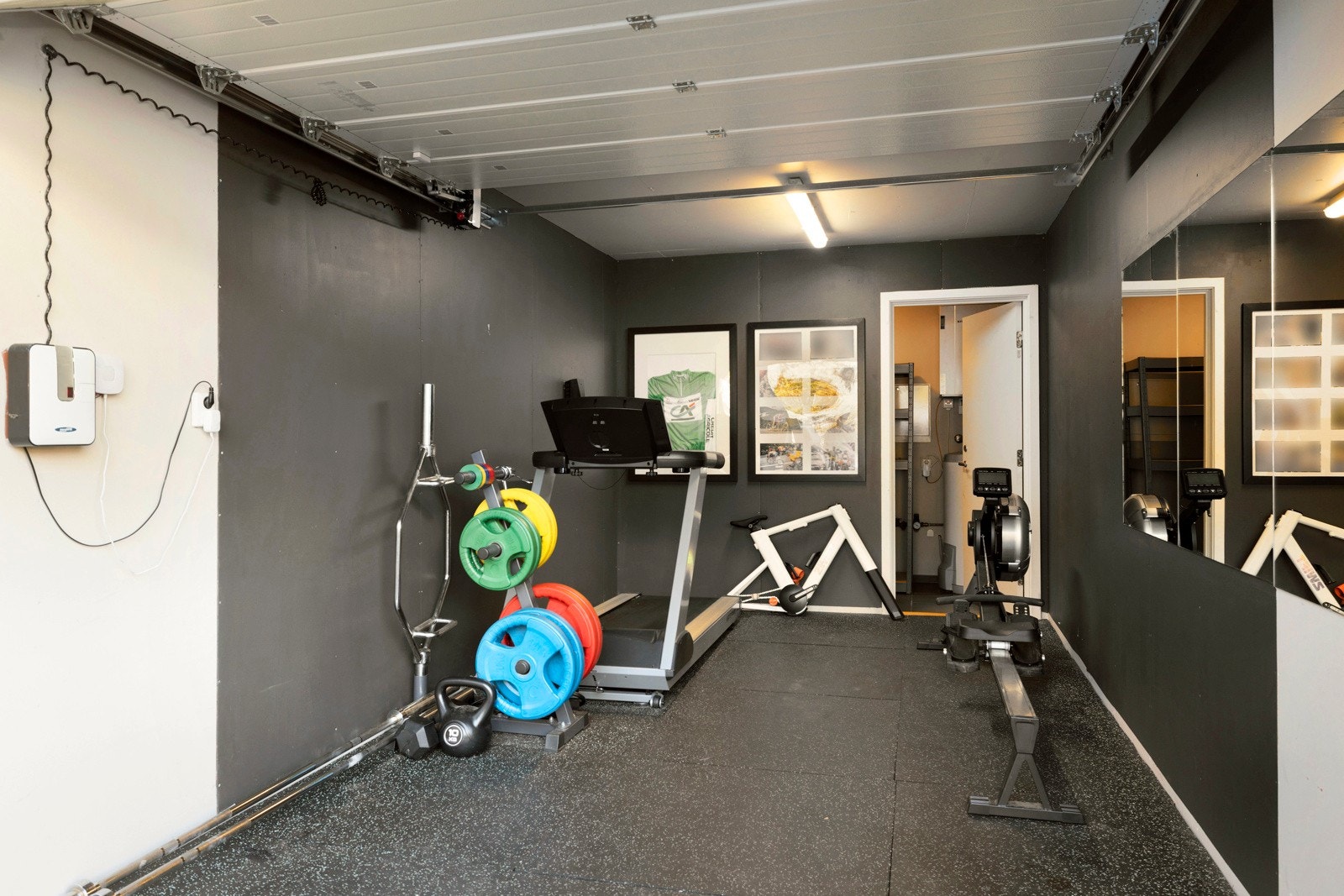 Parkering tilbys både i integrert garasje og på egen biloppstillingsplass foran garasjen. Garasjen er i dag innredet som et funksjonelt treningsrom. Galleribilde