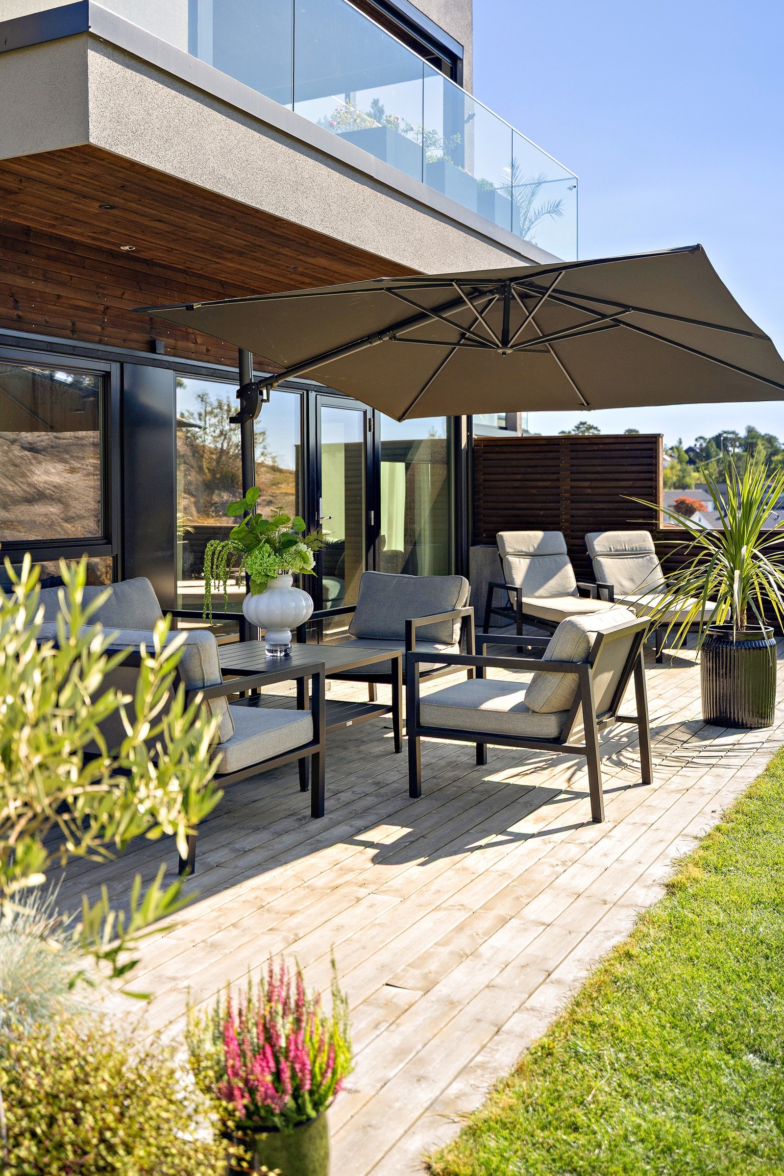 Utenfor leiligheten finner du en romslig og innbydende platting med god plass til utemøbler og sosiale soner - perfekt for hyggelige stunder utendørs. Med vestvendt beliggenhet får du rikelig med sol store deler av dagen. Galleribilde