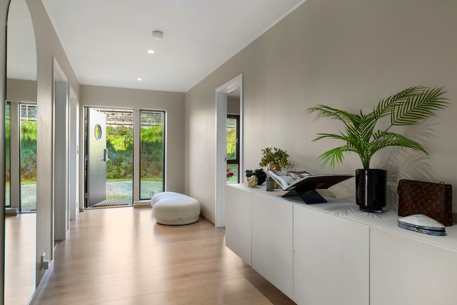 Romslig entré med direkte tilgang til innvendig bod, som i dag brukes til praktisk oppbevaring av sko og yttertøy. Galleribilde