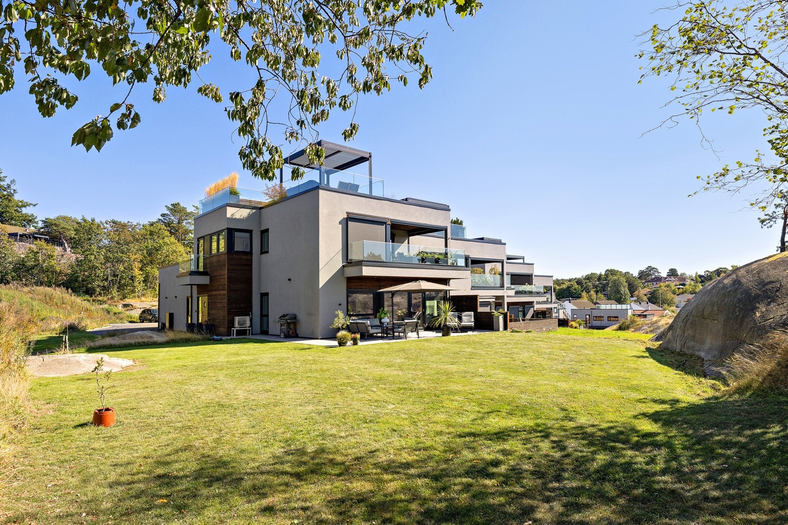 Sameiets tomt er på 787 kvm og fremstår som velstelt med asfaltert gårdsplass, grønn plen og variert beplantning - noe som gir et ryddig og innbydende førsteinntrykk. Galleribilde