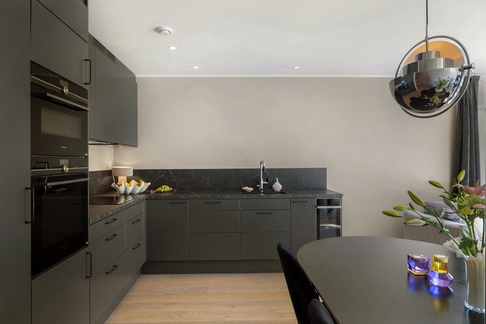 Stilrent og moderne kjøkken med integrerte hvitevarer. Galleribilde