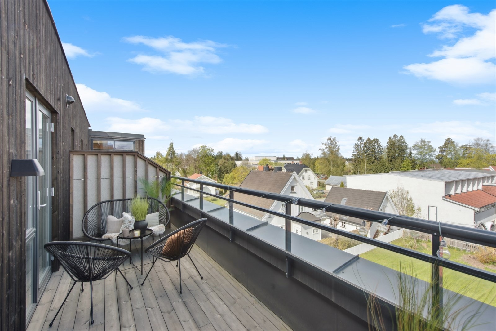 Romslig terrasse med fint utsyn Galleribilde