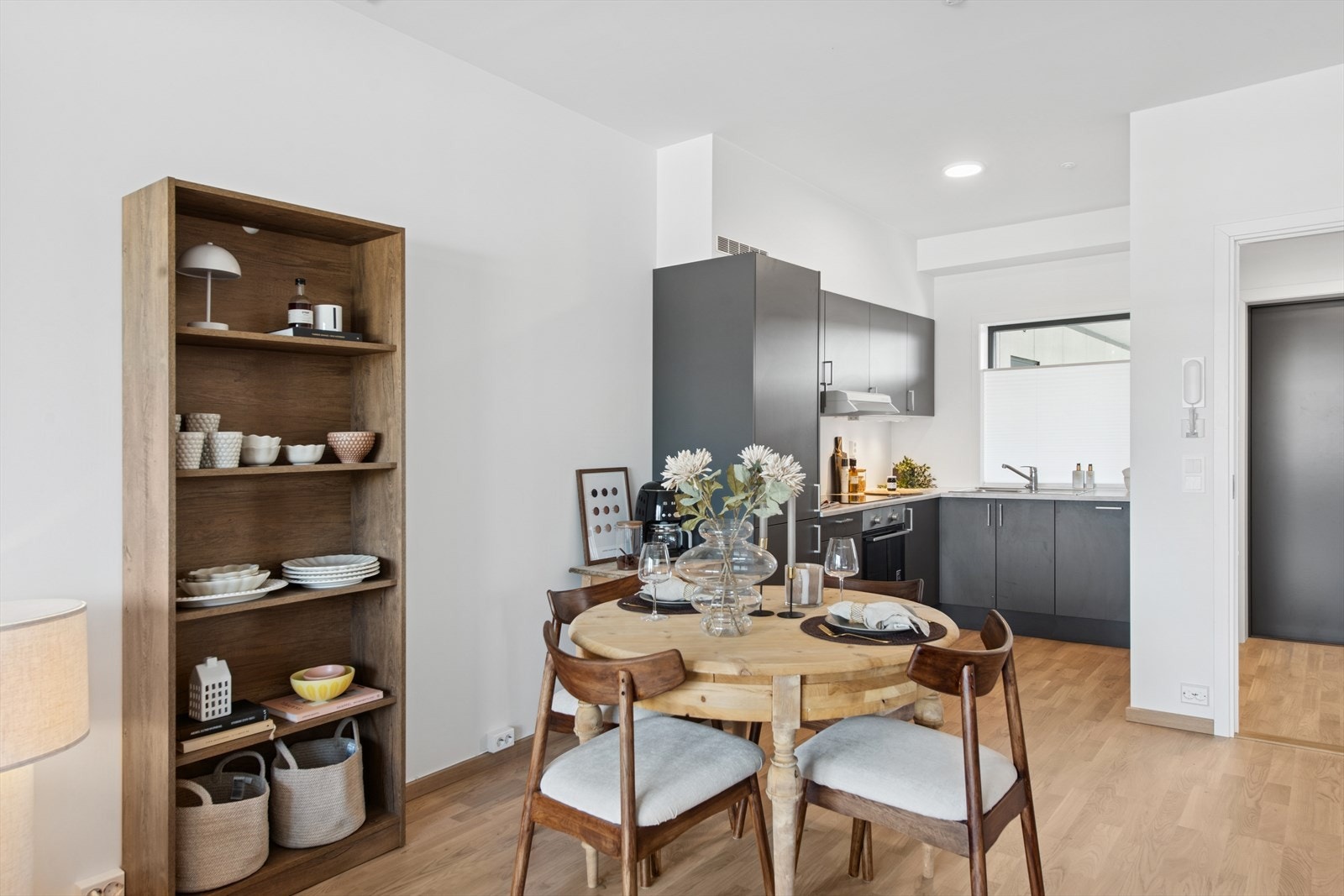 Stue og kjøkken i åpenløsning Galleribilde