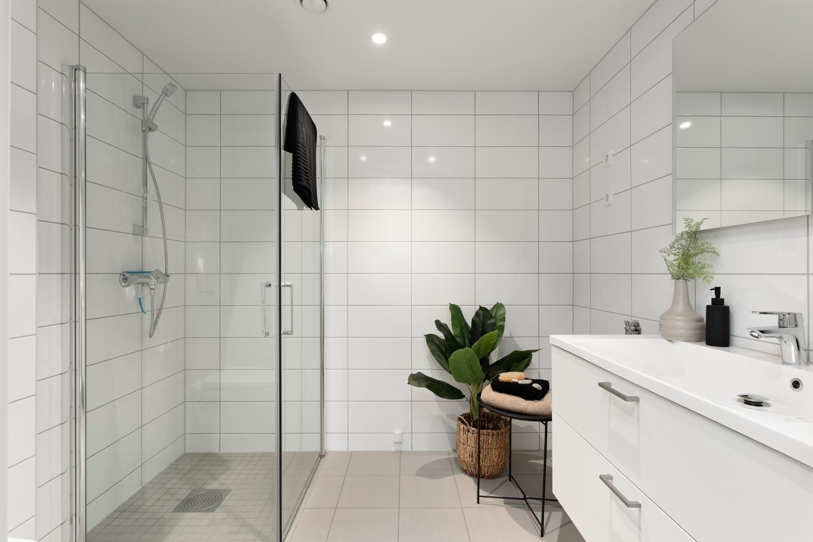 Delikat bad/wc med fliser og varmekabler Galleribilde