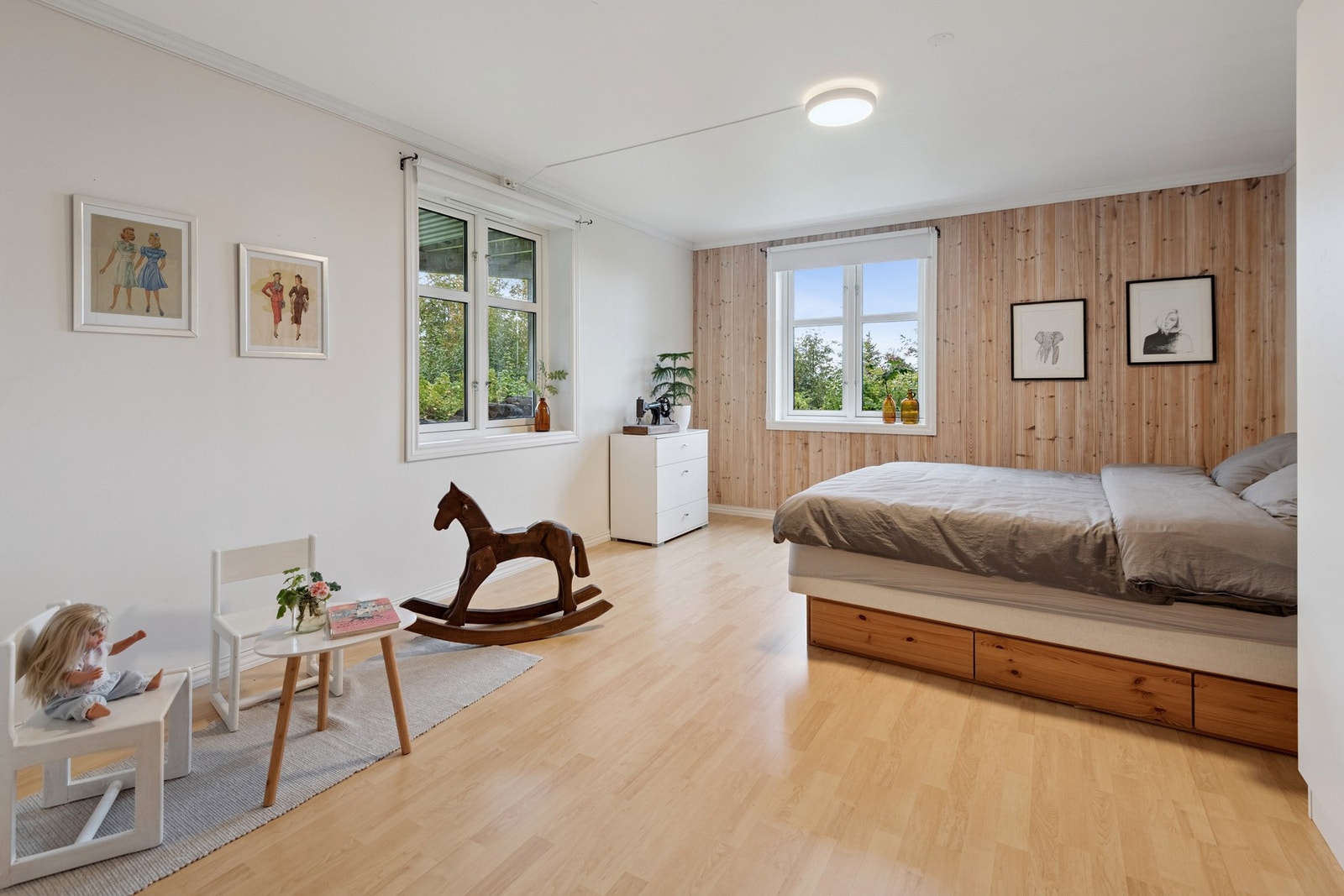 Rom i sokkel benyttet som soverom er på ca. 19 kvm med god plass til dobbeltseng og garderobeløsning. Galleribilde