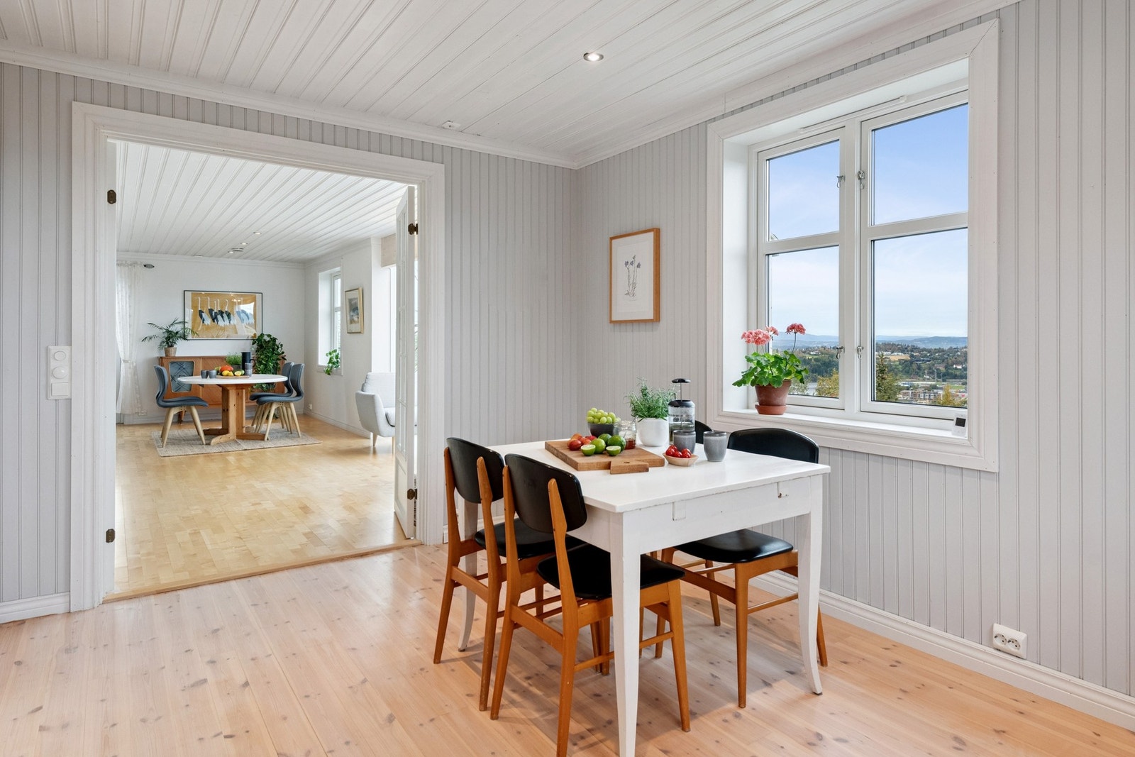 Boligen har vannbåren gulvvarme i alle oppholdsrom. Galleribilde