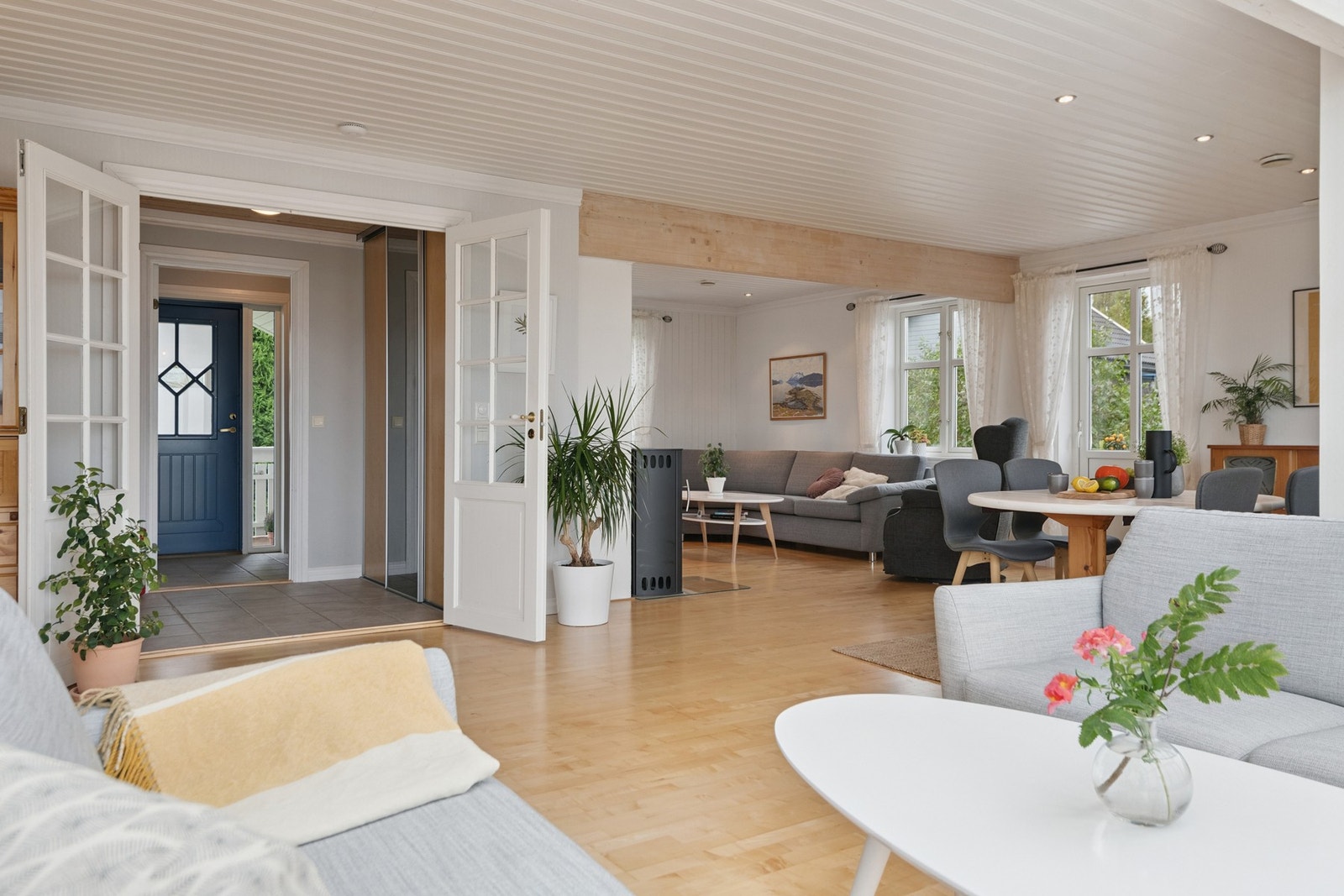 Lys og romslig stue med plass til hele familien. Galleribilde