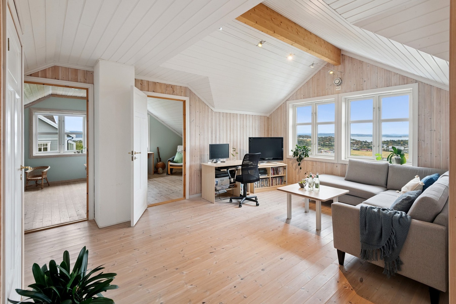 Loftstue med utsikt og gode møbleringsmuligheter. Galleribilde