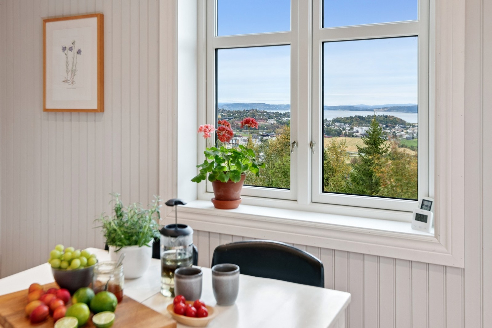 Fra kjøkkenet kan man nyte den flotte utsikten. Galleribilde