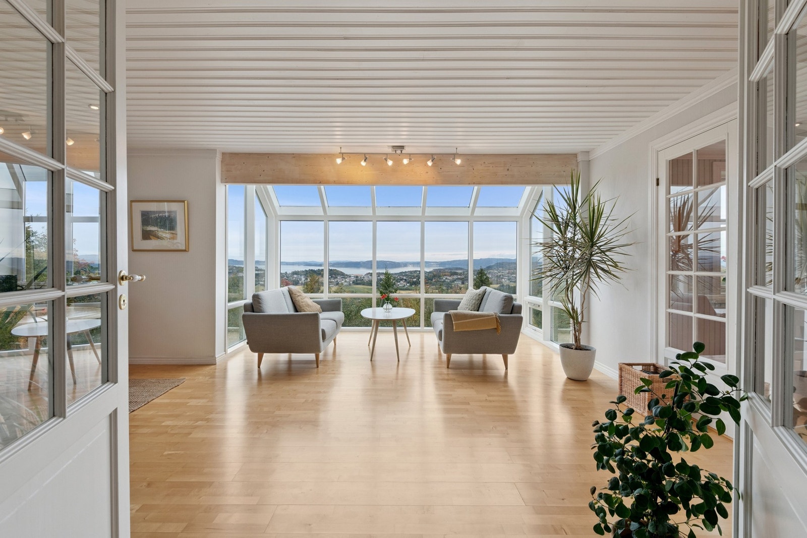 Store vindusflater gir lys og utsyn i vinterhagen. Galleribilde