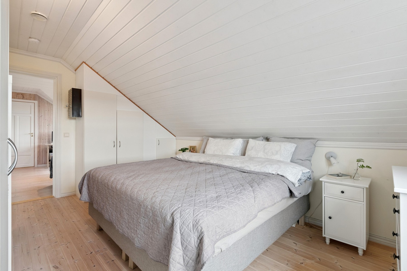 Hovedsoverom med plassbygd garderobe. Galleribilde