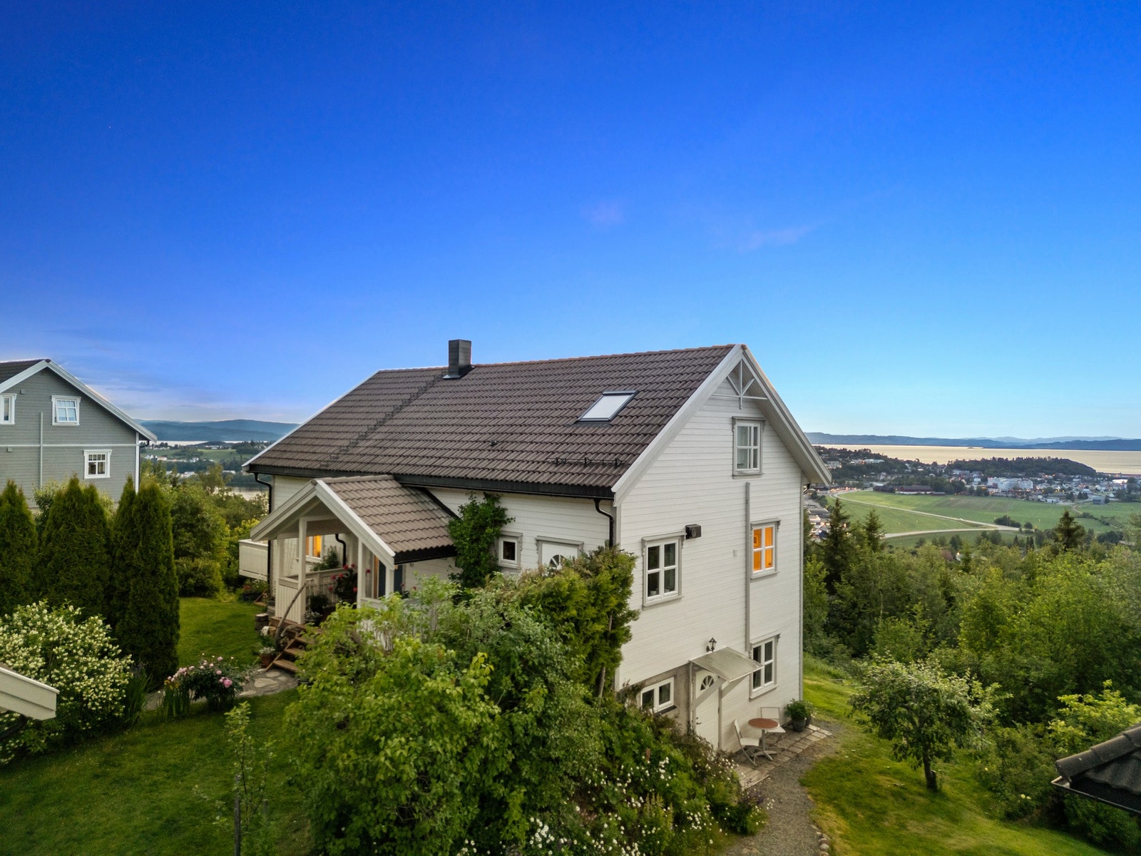 Boligen er fra 2004 og har en gjennomgående god standard og er godt vedlikeholdt. Galleribilde