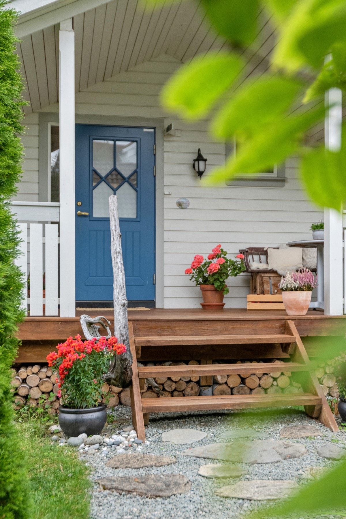 Takoverbygd inngangsparti med plass til utemøbler. Galleribilde