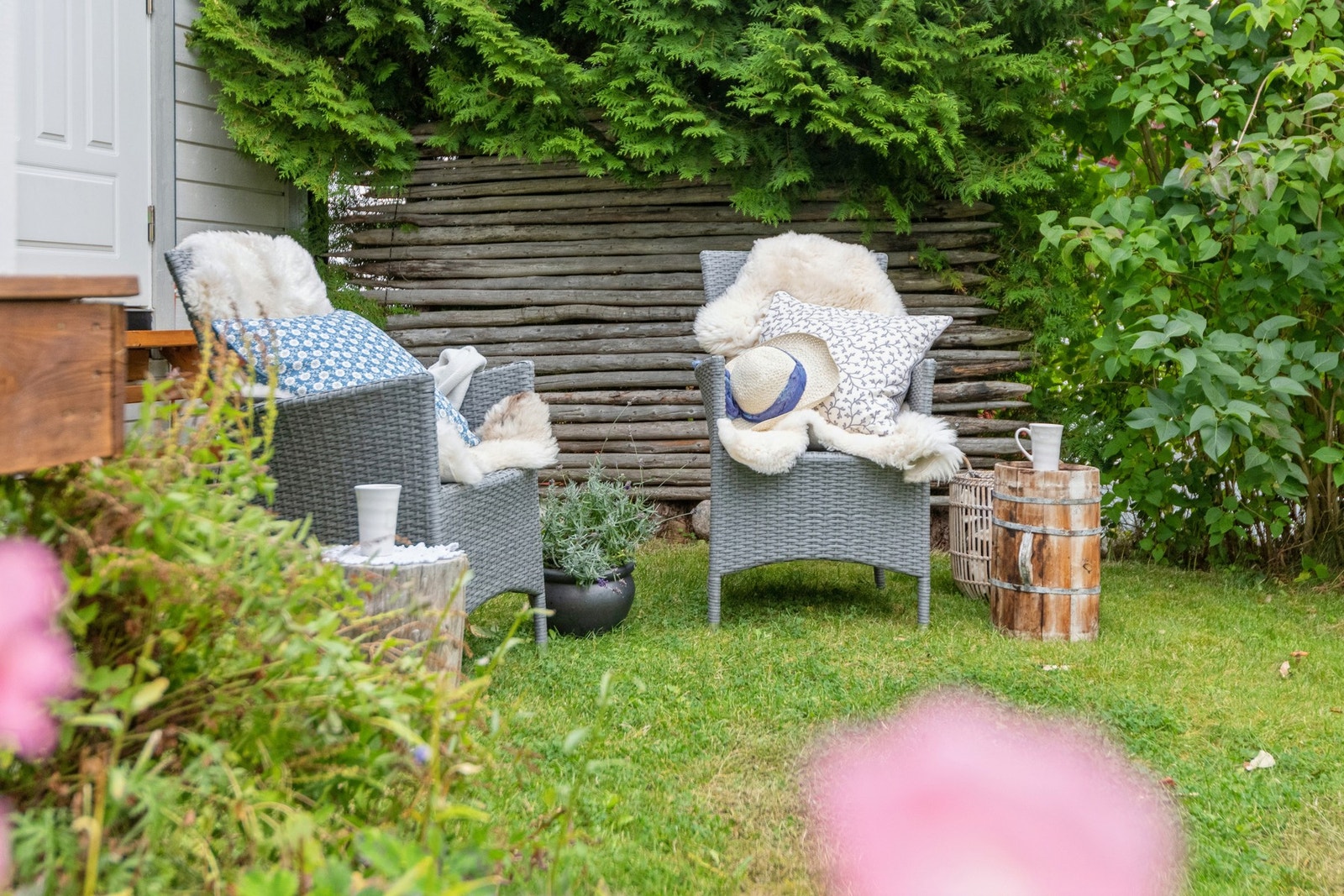 Det er etablert flere trivelige uteplasser rundt boligen hvor man kan flytte seg etter sola. Galleribilde