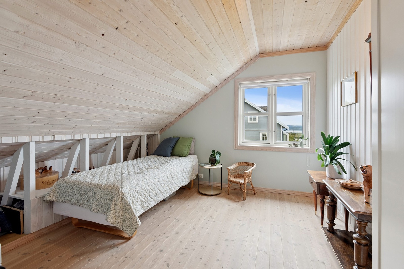 Romslig soverom på loft. Galleribilde