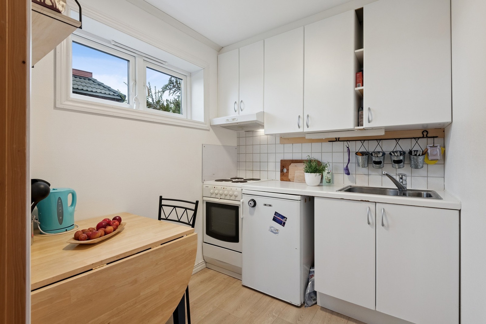 Enkelt kjøkken i utleiedel. Galleribilde