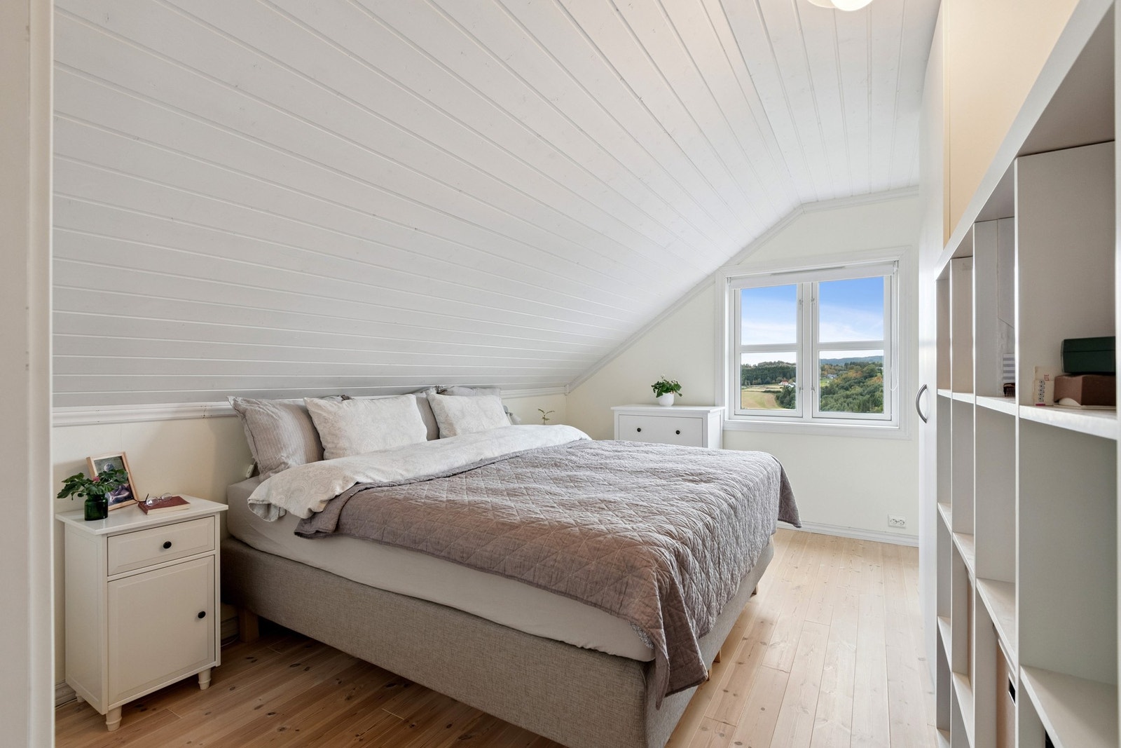 Hovedsoverom på loft med flott utsikt. Galleribilde