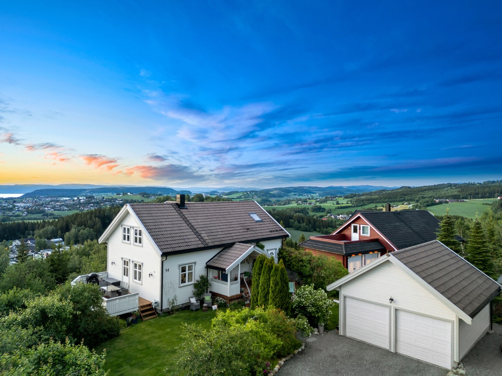 Arkitekttegnet enebolig med fantastisk utsikt, utleiedel og solrik hage - velkommen til Høgberget 54! Galleribilde