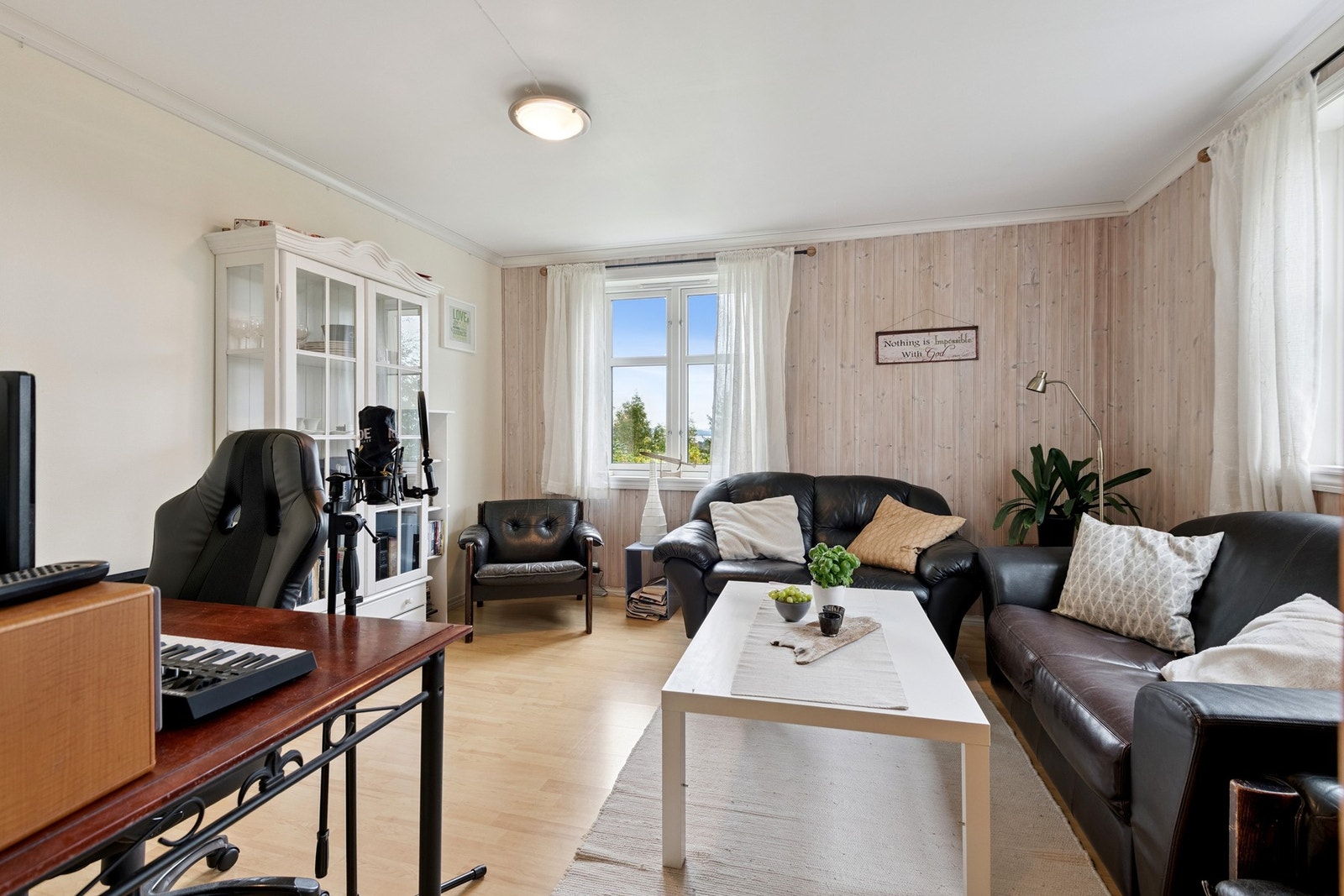 Romslig stue i utleiedel. Rommet er beskrevet som hybel i byggegodkjente tegninger Galleribilde