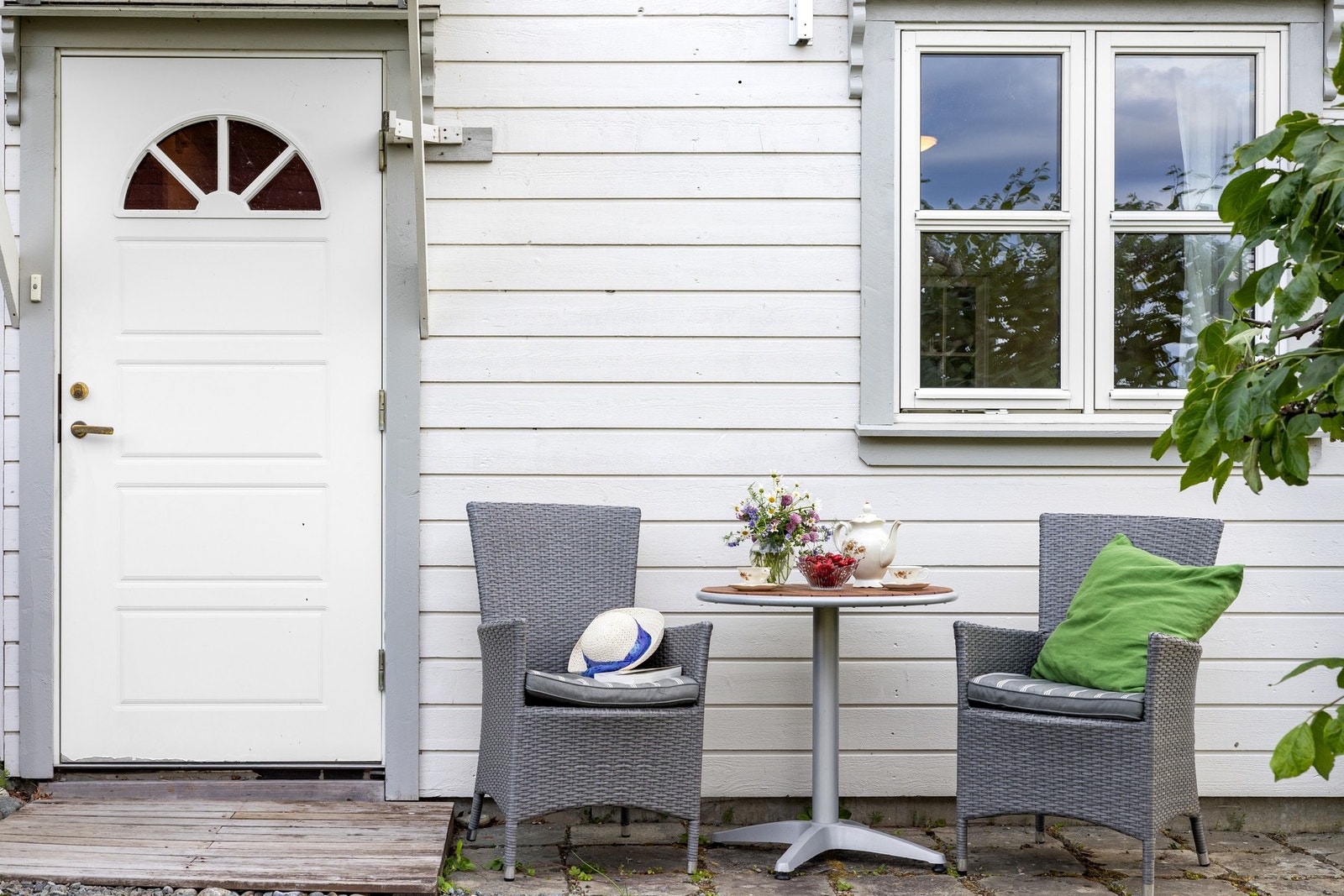 Trivelig inngangsparti i sokkel for utleiedel. Galleribilde