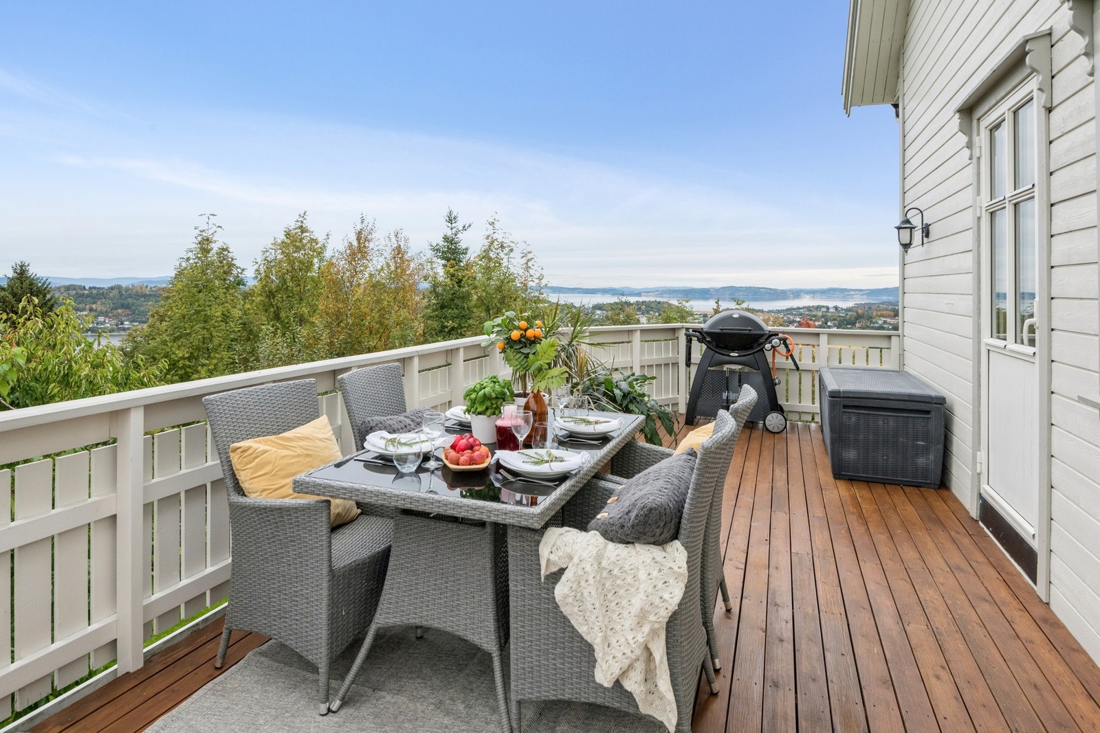 Solrik uteplass med god skjerming og fantastisk utsikt mot byen og Trondheimsfjorden. Galleribilde