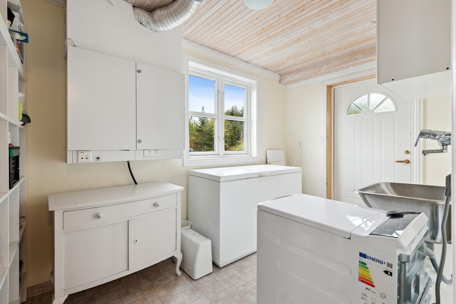 Praktisk vaskerom med egen inngang. Galleribilde