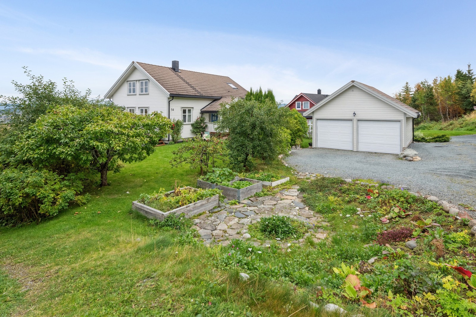 Romslig dobbelgarasje med elbillader og loft for lagring. Galleribilde