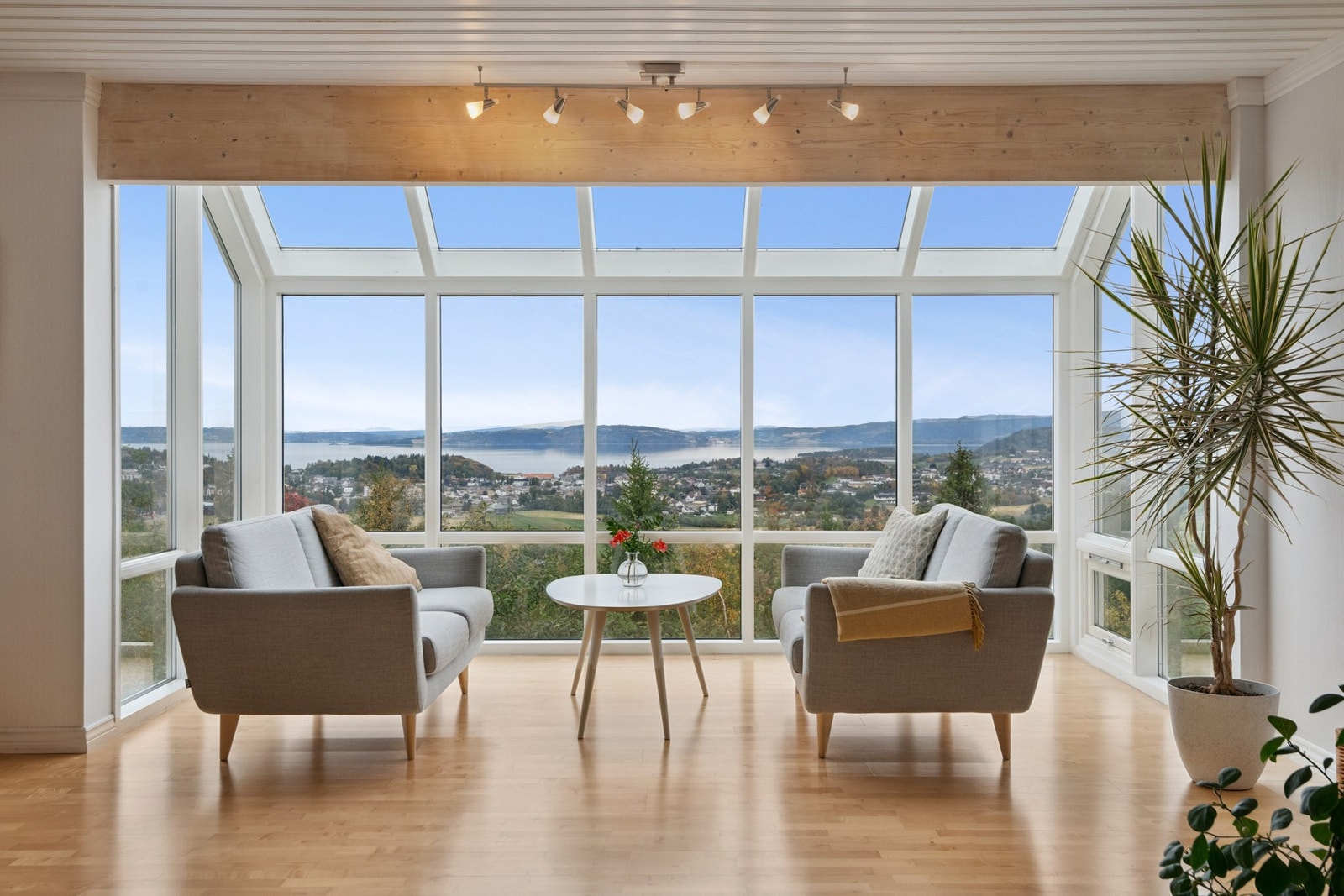 Vinterhage med panoramautsikt - nyt morgenkaffen med utsikt over fjorden og byen. Galleribilde