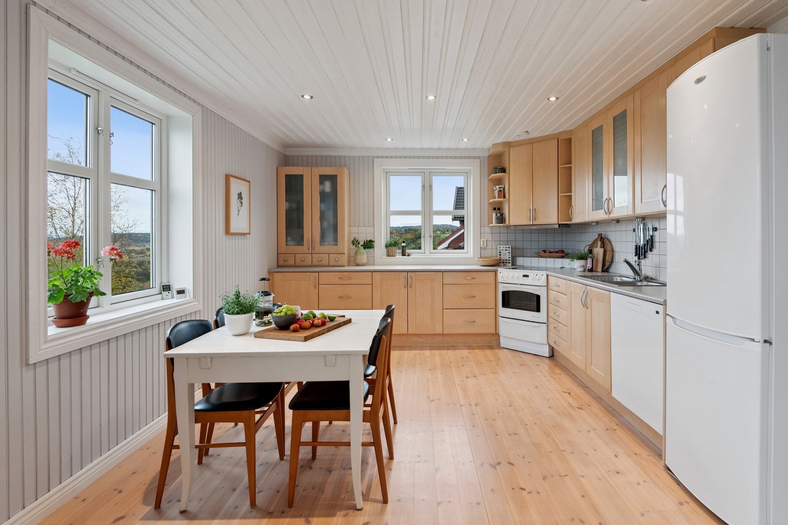 Kjøkkenet har plass til spisebord og sosial sone. Galleribilde