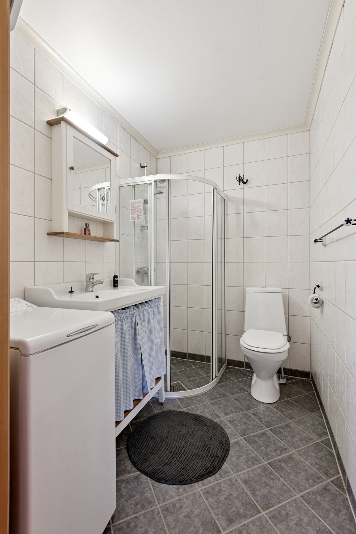 Flislagt bad i utleiedel med gulvvarme. Galleribilde